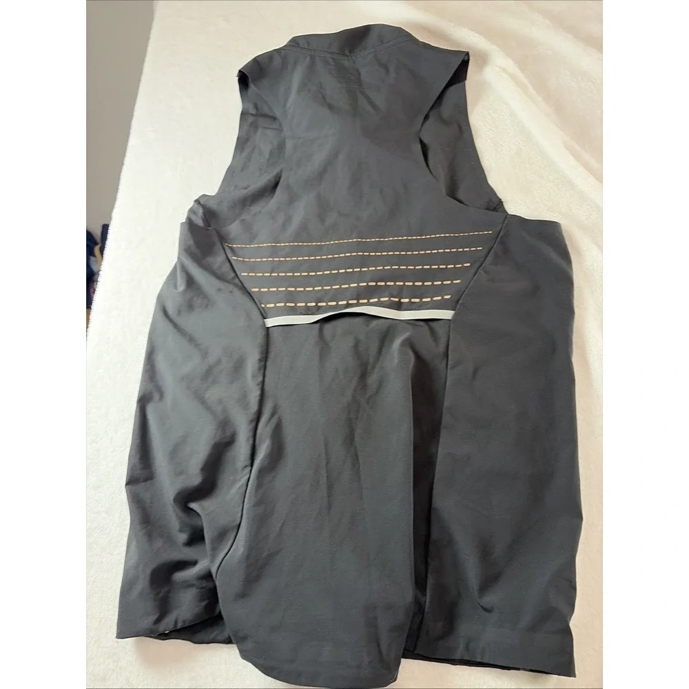 New Balance Beacon Vest (M) Black Athleisure Form Fitting Preppy Classic‎ Lines